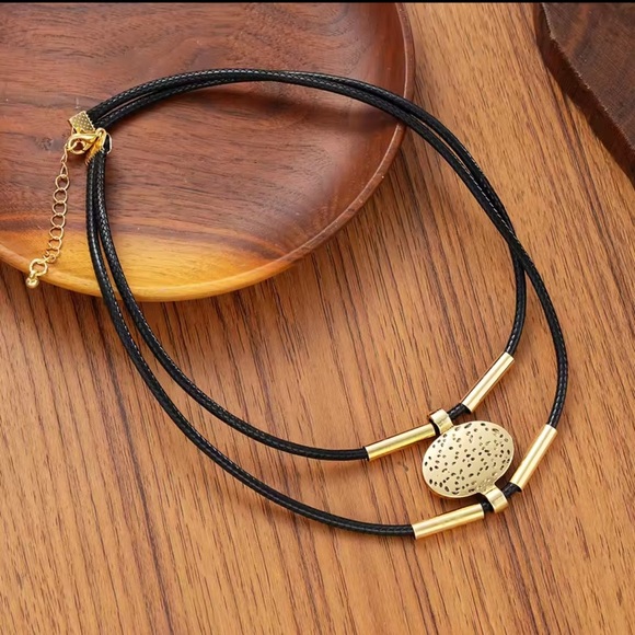 Vintage Gold Oval Metal Faux Leather Necklace Bracelet Set - Picture 10 of 10